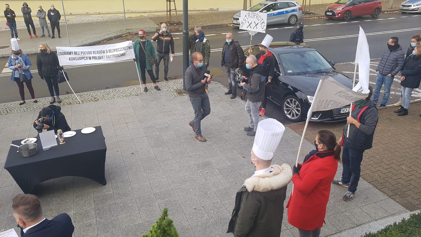 W Olsztynie trwa protest branży gastronomicznej. Tłumy pod urzędem