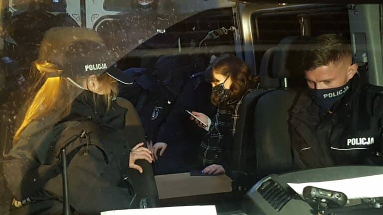 Zmiana podejścia policji do protestujących kobiet. Zdecydowane działania [RELACJA NA ŻYWO]