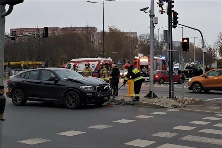 Kierująca BMW wjechał na czerownym? Stłuczka na skrzyżowaniu koło KFC