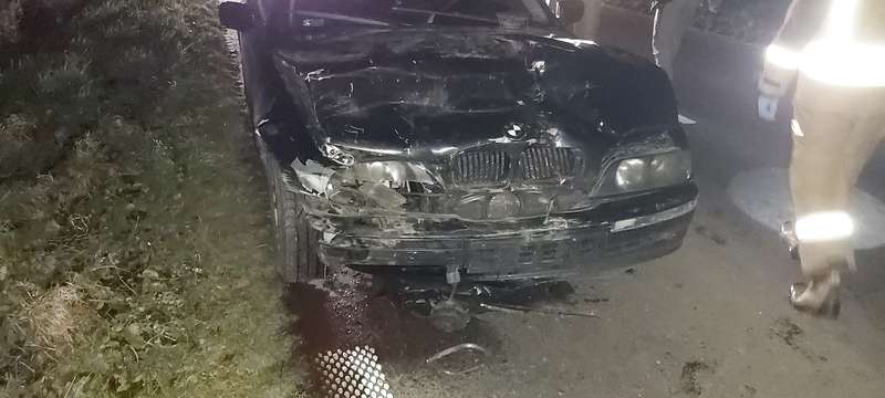 24-latek w BMW uderzył w pojazd 65-latka, który przewrócił się do rowu