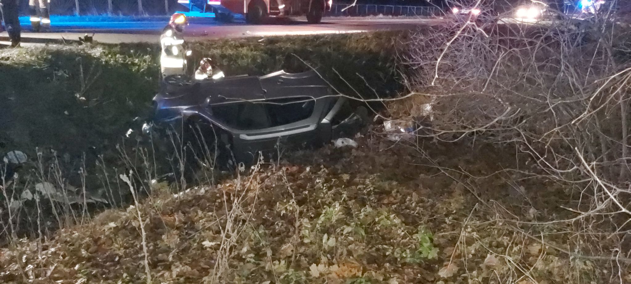 24-latek w BMW uderzył w pojazd 65-latka, który przewrócił się do rowu