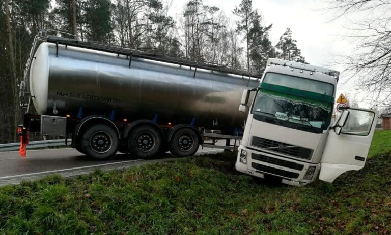 Nie opanował ciężarkówki, która zjechała do rowu, blokując cały pas