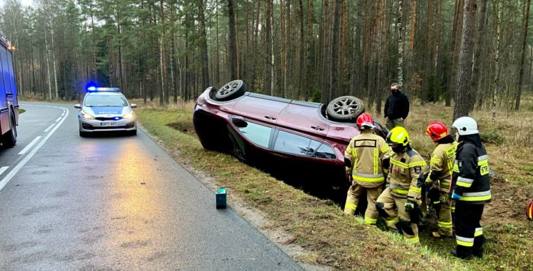 64-latek przesadził z prędkością. Auto wywróciło się na bok