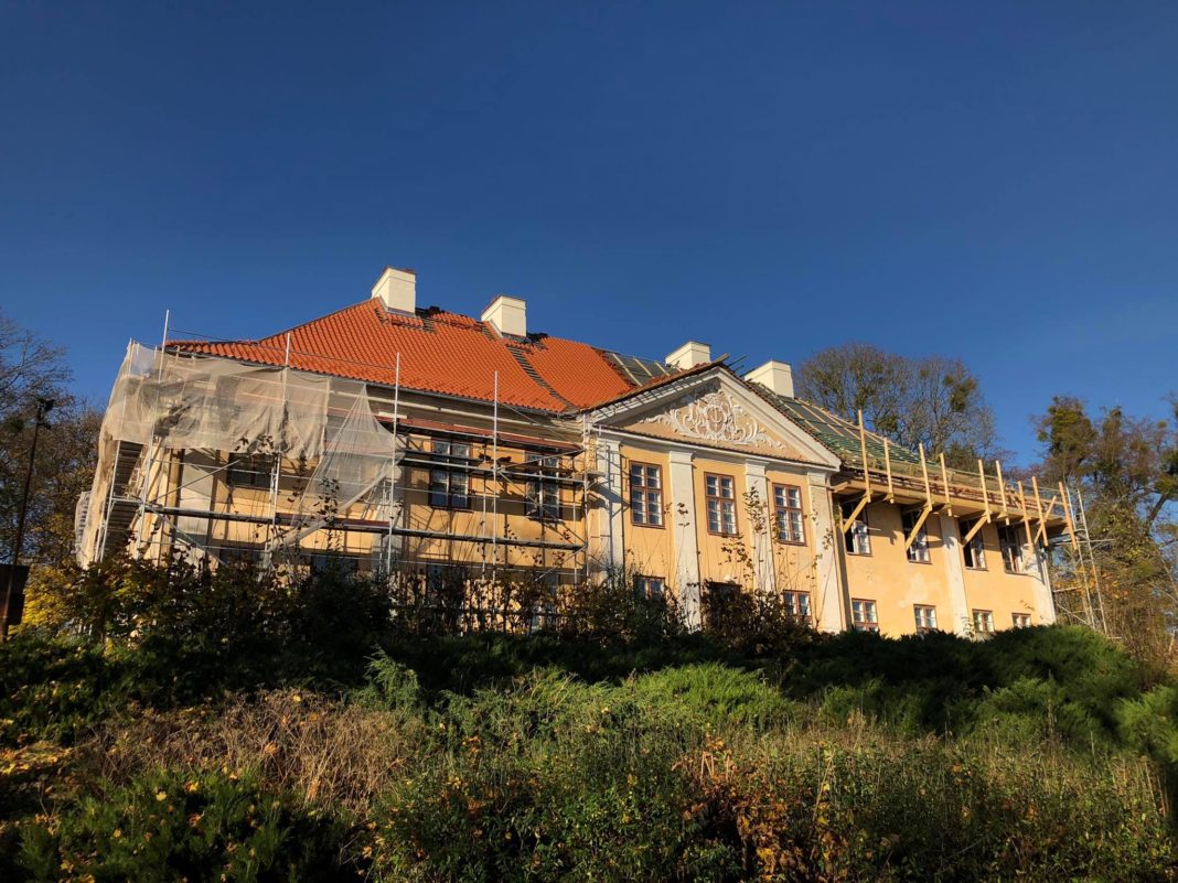Powiat olsztyński wspiera remont pałacu biskupiego w Smolajnach