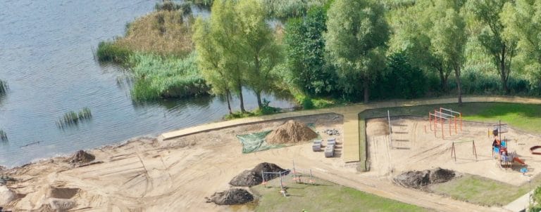 Na nowej plaży w Biskupcu odkryto w piasku smołę. Wykonawca tłumaczy się przed prokuratorem