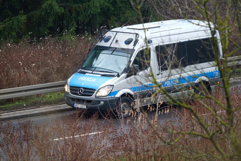 Znaleziono zwłoki młodego mężczyzny na poboczu