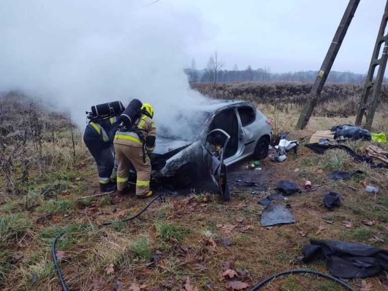 Pożar osobowego auta. Paliło się tuż obok cmentarza
