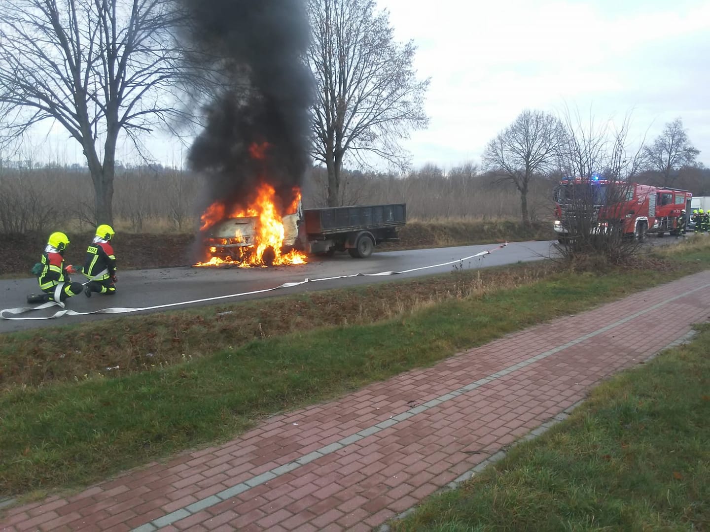 Pożar dostawczaka na drodze. Cała kabina była zajęta ognie