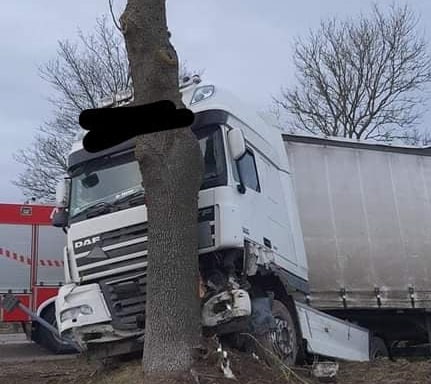 Kolizja TIR-a. Kierowca uderzył czołowo w drzewo