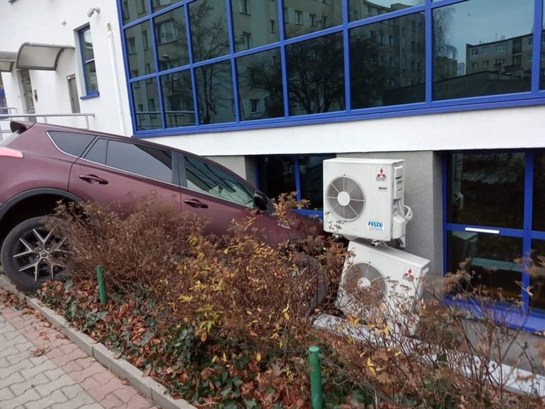 Napad na bank w Olsztynie? Mężczyzna wjechał w budynek