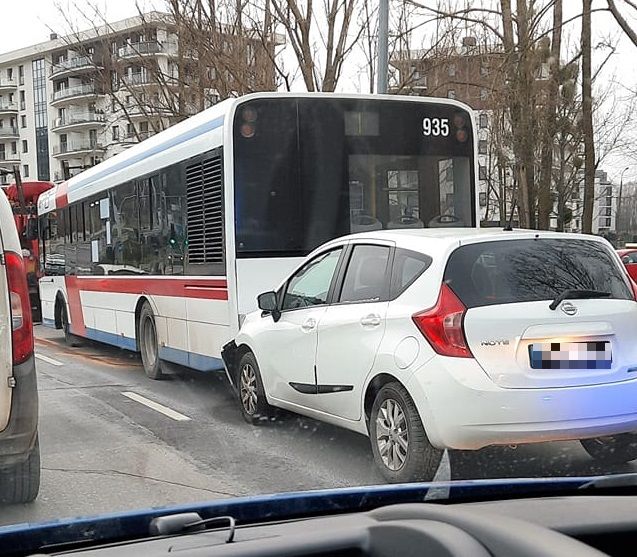 64-latka wjechała w autobus w Olsztynie. Uszkodziła oba pojazdy