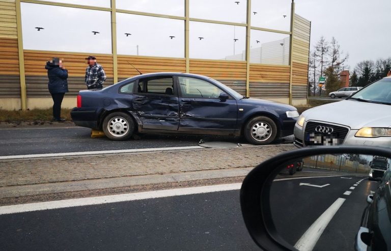 Zderzenie na DK16. Jedno auto blokowało cały pas po kolizji