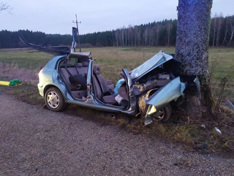 Kompletnie skasował auto. Dwie osoby ranne po fatalnie wyglądającym wypadku