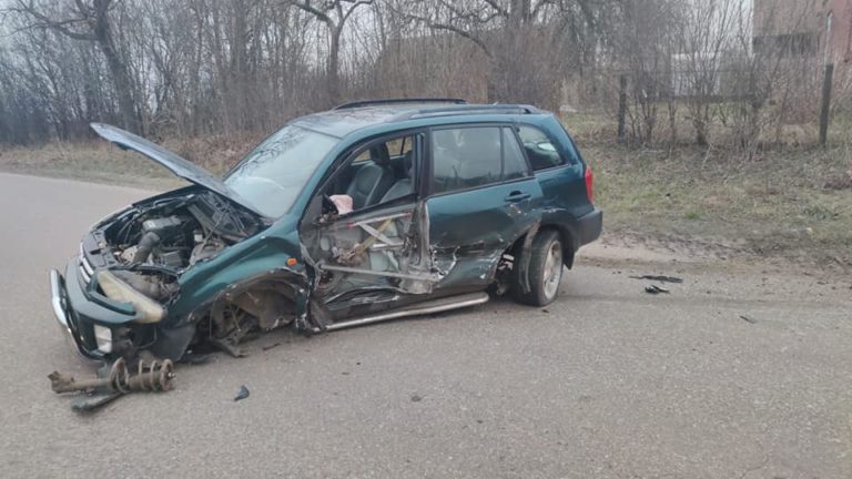 Zderzenie w środku wsi. Droga całkowicie zablokowana