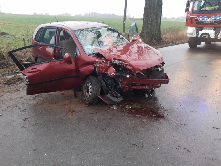 67-latek w stanie ciężkim trafił do szpitala. Zderzył się z drzewem