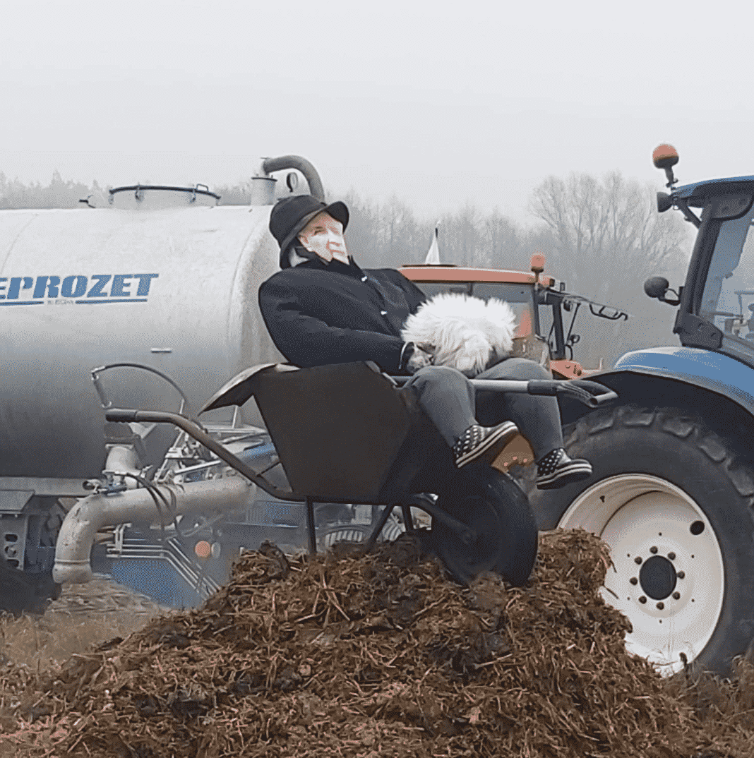 Rolnicy blokują dk 15 w Bratianie, na drodze gnój i taczka z kukłą Jarosława Kaczyńskiego
