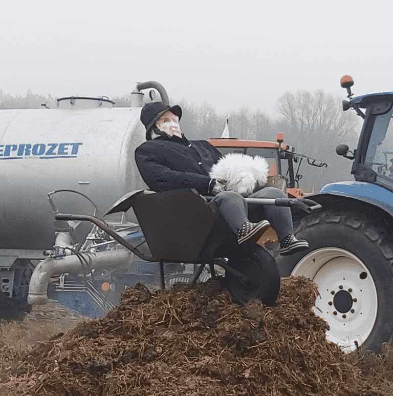Rolnicy blokują dk 15 w Bratianie, na drodze gn&oacute;j i taczka z kukłą Jarosława Kaczyńskiego