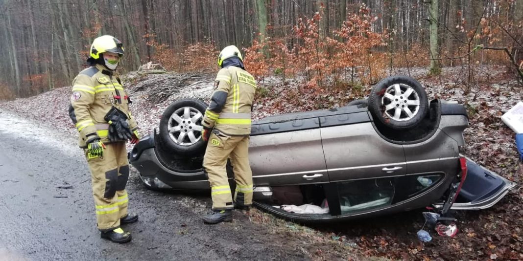 Dachował, bo zaskoczyły go warunki pogodowe na drodze