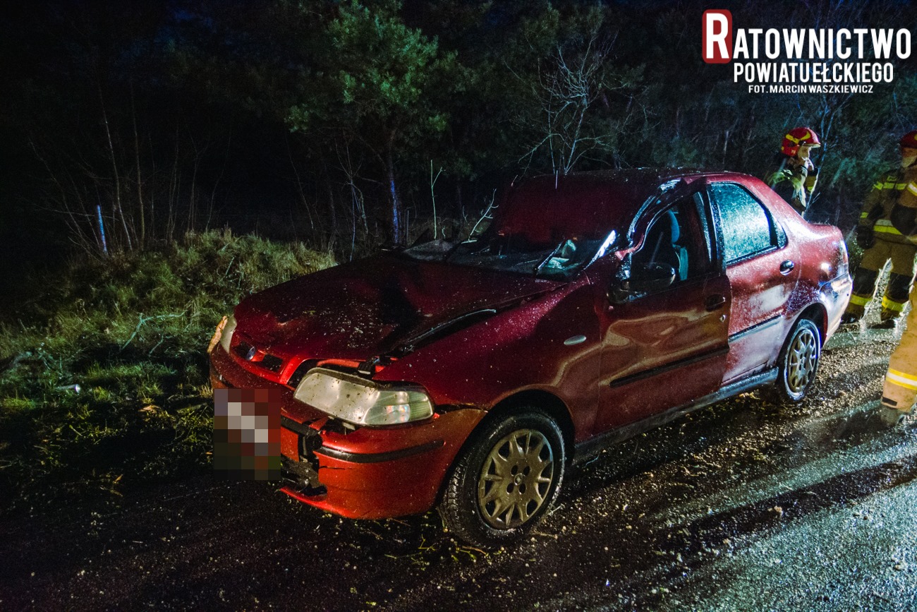 Drzewo runęło na przejeżdżające auto. Jedna osoba jest ranna