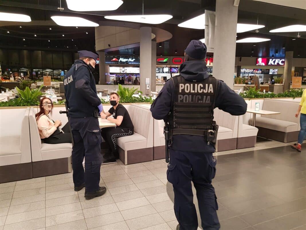 Policja w galeriach handlowych sprawdza, czy nosimy maseczkę i czy nie jemy na miejscu
