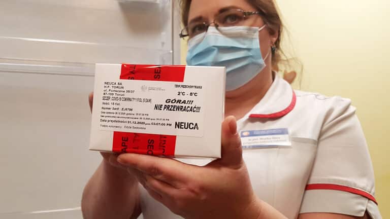 Rozpoczęły się szczepienia przeciwko COVID-19 w Olsztynie