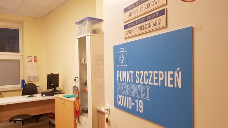 Rozpoczęły się szczepienia przeciwko COVID-19 w Olsztynie