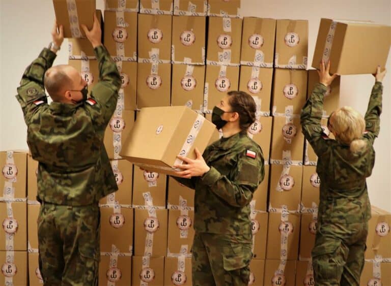 Paczki żywnościowe dla polak&oacute;w na Kresach