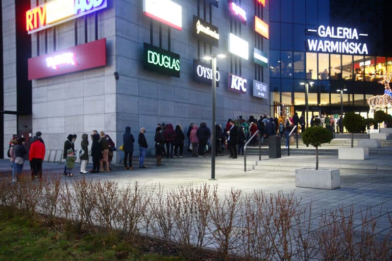 Wybierasz się na zakupy do Galerii Warmińskiej? Utworzyła się gigantyczna kolejka do wejścia