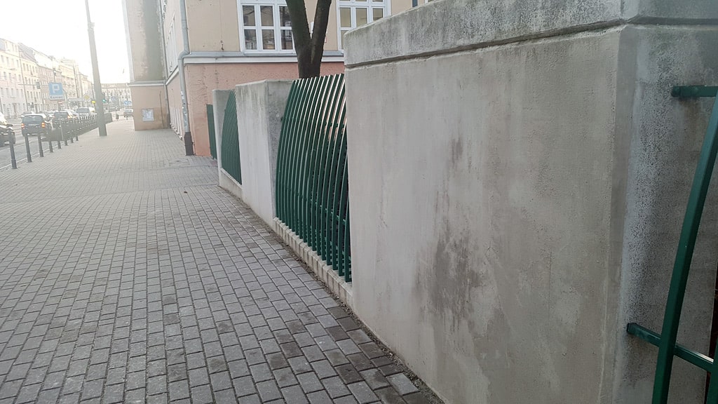 „Olsztyński Stańczyk” został usunięty z murów szkoły