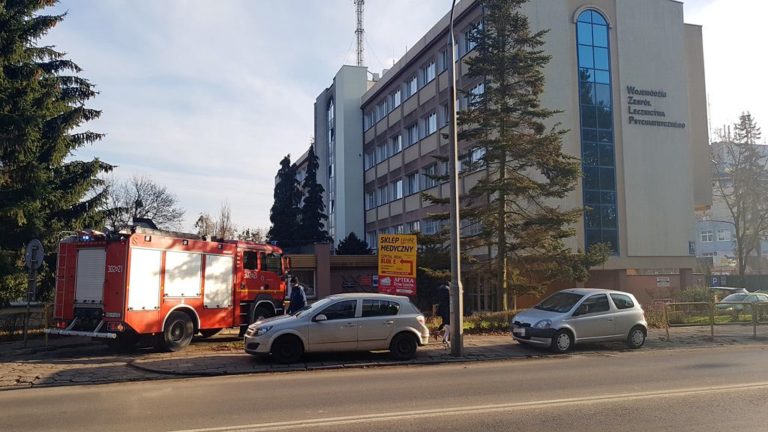Alarm w psychiatryku. Straż pożarna pracuje na miejscu