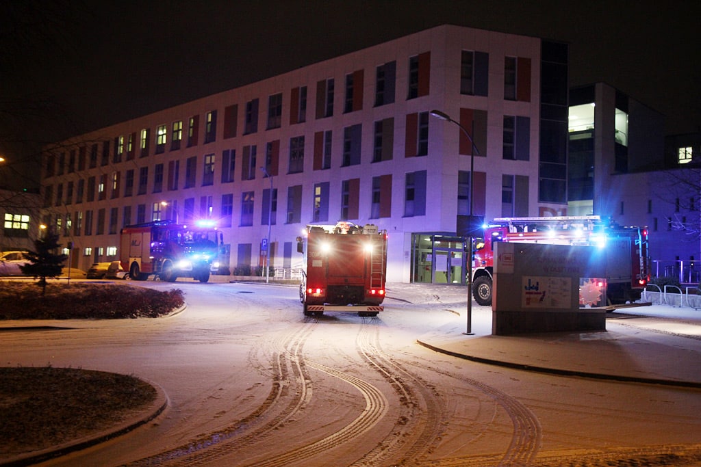 6 wozów strażackich pod Szpitalem Dziecięcym w Olsztynie