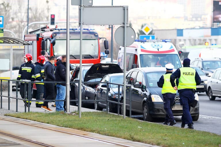 Kolizja w drodze po prezenty. Stłuczka pod Galerią Warmińską