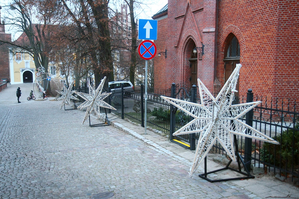 Od kilku dni na olsztyńskim Starym Mieście przechodniów cieszą świąteczne dekoracje