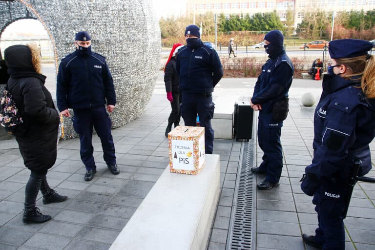 Protest pod Galerią Warmińską. Wyślij kartkę do PiS na Mikołajki