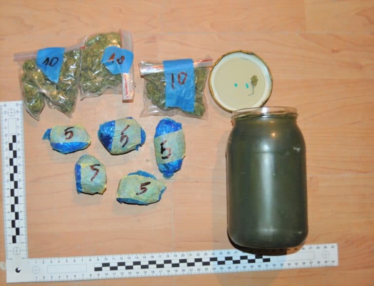 Wpadł z ponad kilogramem zielonego suszu. Grozi mu 10 kat pozbawienia wolności