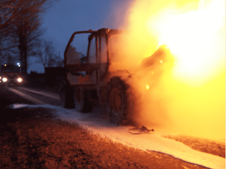 Ładowarka stała w ogniu. Gaśnica nie pomogła