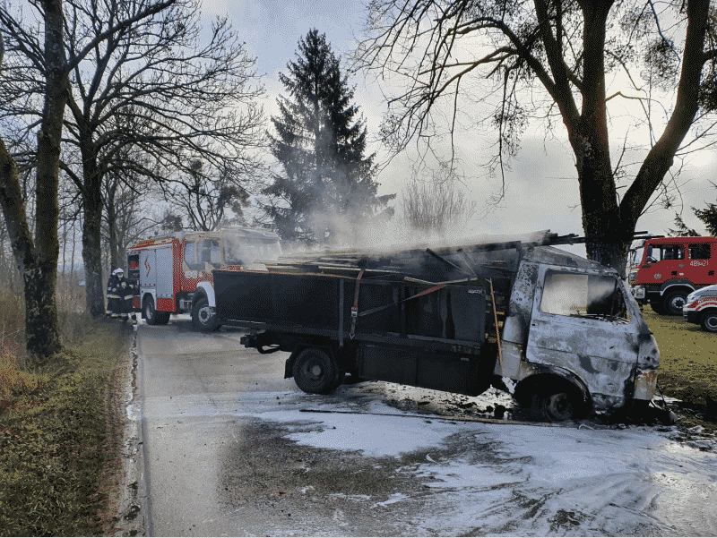 Ciężarówka zapaliła się po uderzeniu w drzewo. Ranny kierowca był uwięziony w środku
