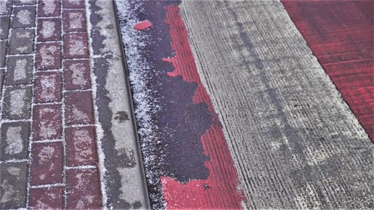 Zmodernizowano przejście za ponad 100 tys. złotych. Materiał &bdquo;zszedł&rdquo; z asfaltu po 10 dniach