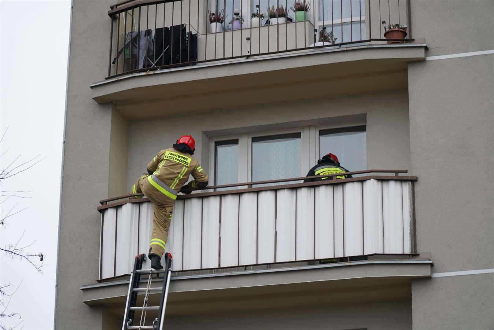 Strażacy wybili szybę i weszli przez balkon. Akcja ratunkowa na ul. Pileckiego