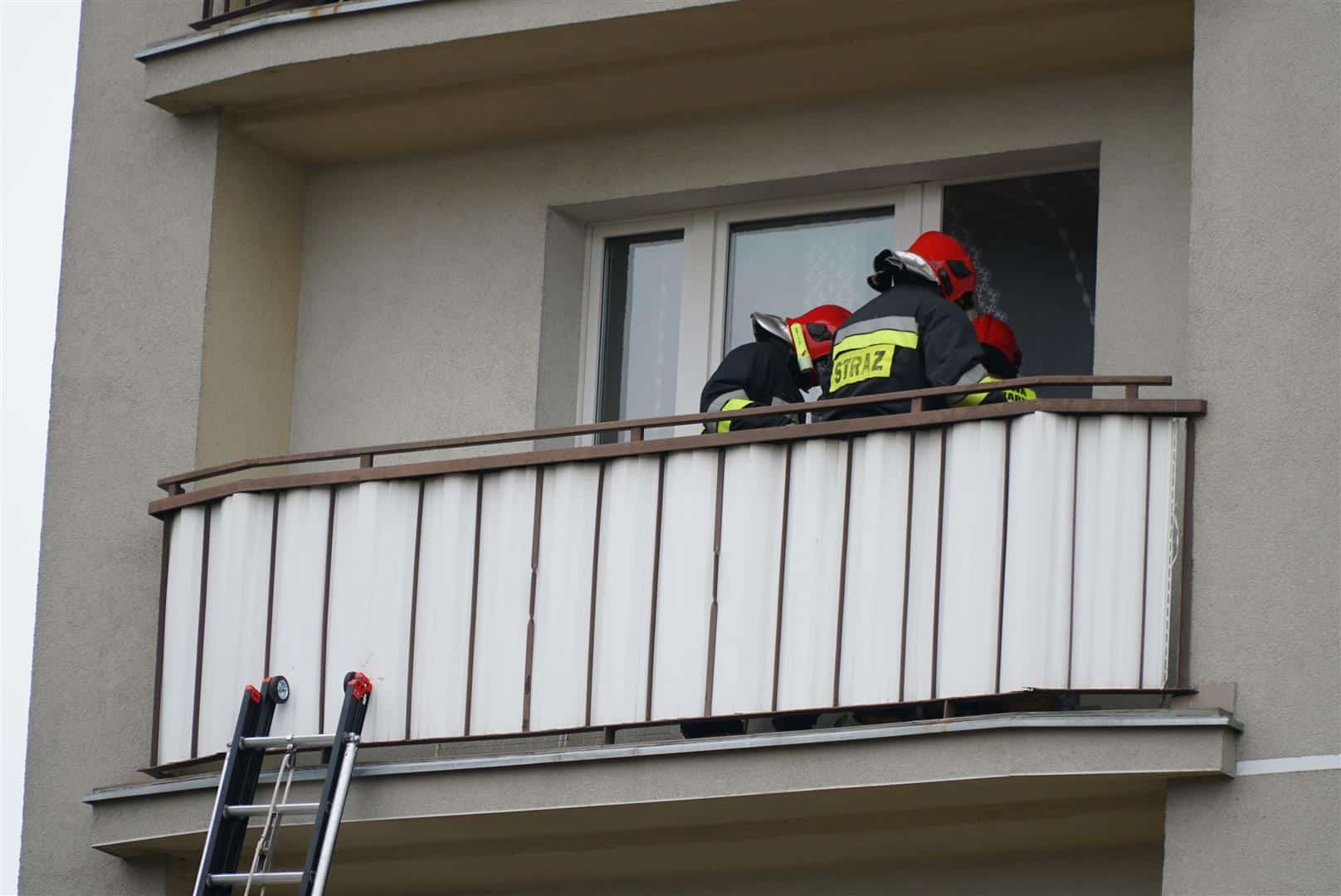 Strażacy wybili szybę i weszli przez balkon. Akcja ratunkowa na ul. Pileckiego