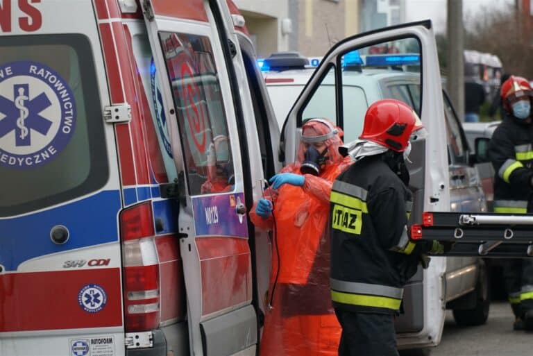 Strażacy wybili szybę i weszli przez balkon. Akcja ratunkowa na ul. Pileckiego