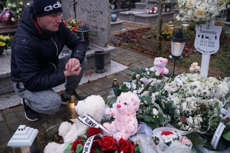 Dramat rodziny przed świętami. Podczas porodu zmarła im c&oacute;rka, a ich sytuacja finansowa jest nie najlepsza