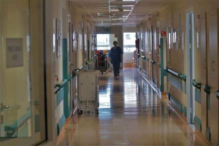 Olsztyn. Blisko 80 proc. pracownik&oacute;w medycznych w tym szpitalu chce się zaszczepić