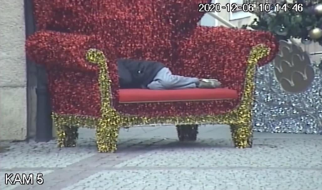 Na olsztyńskiej starówce mężczyzna zasnął w… fotelu Świętego Mikołaja