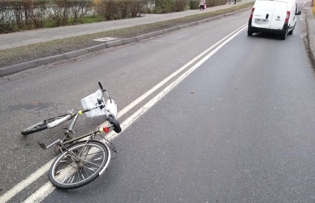 Potrącenie 76-letniej rowerzystki. Kobieta trafiła do szpitala