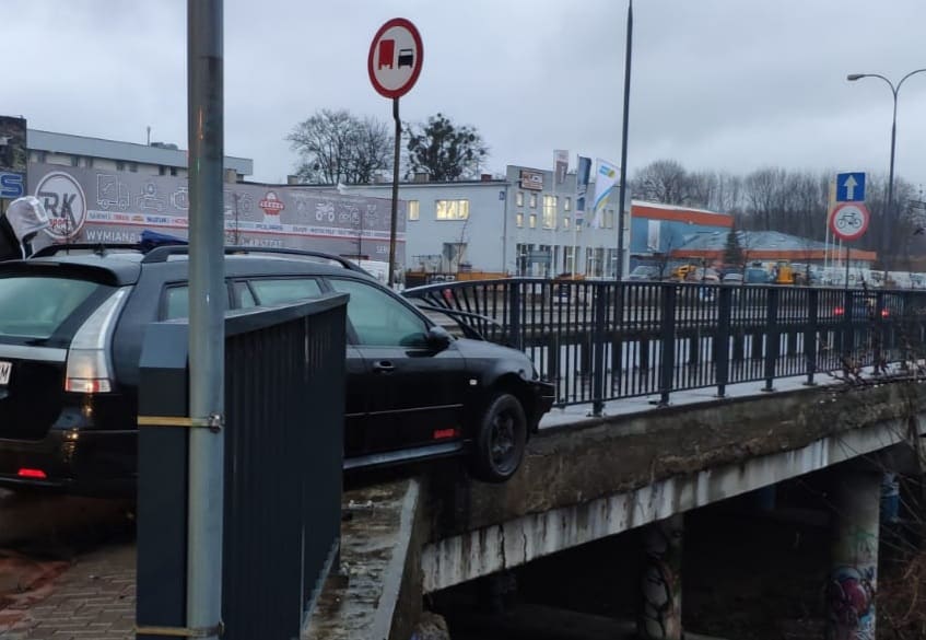 Sportowym autem wbił się w barierkę na moście
