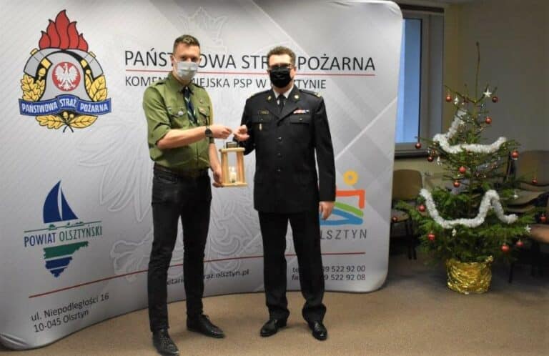 Betlejemskie Światło Pokoju trafiło do Komendy Miejskiej PSP w Olsztynie