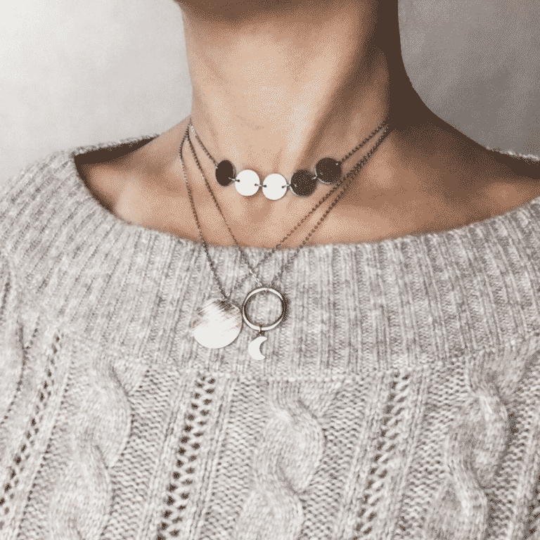 Naszyjniki z literą – trendy na sezon jesienno-zimowy