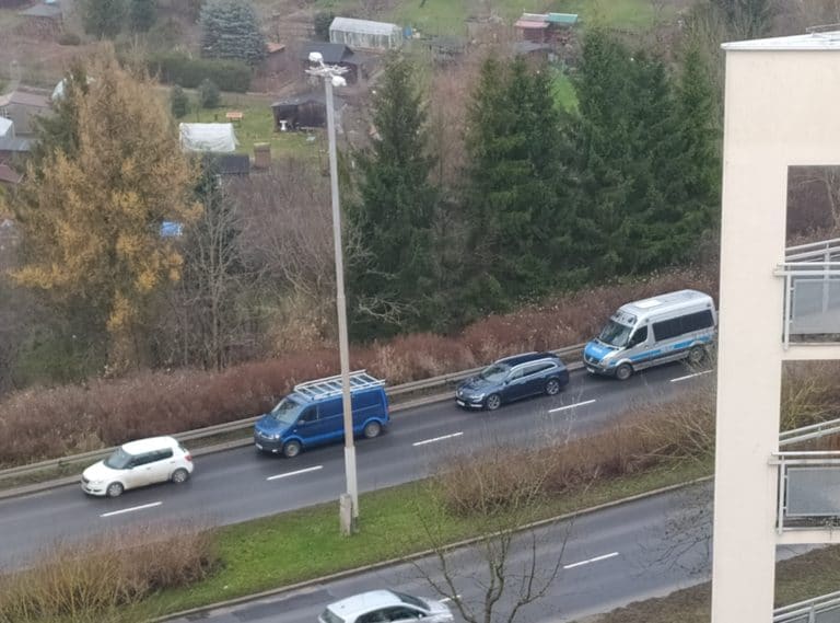 Znaleziono zwłoki młodego mężczyzny na poboczu