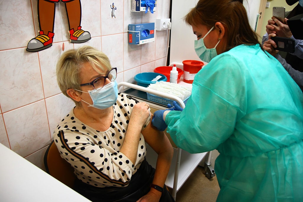 Rozpoczęły się szczepienia przeciwko COVID-19 w Olsztynie